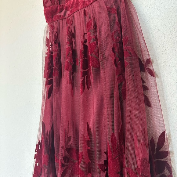 Elegant Burgundy Lace Evening Dress - Picture 3 of 4